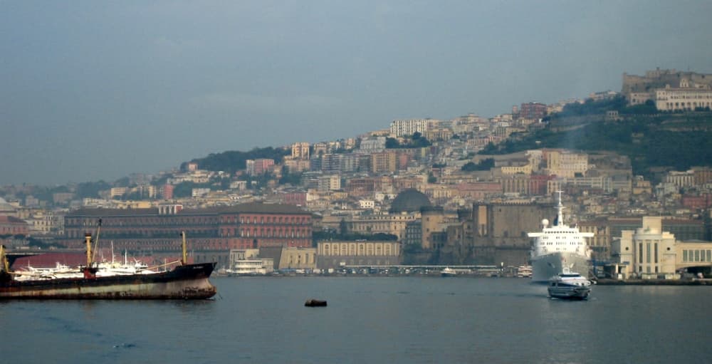 Come funziona il sistema dei traghetti nel Golfo di Napoli