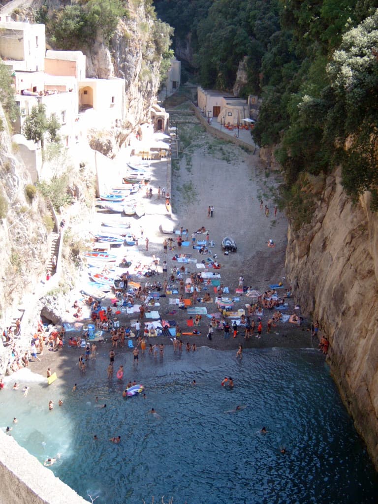 Il fiordo di Furore — la spiaggia più piccola d'Italia